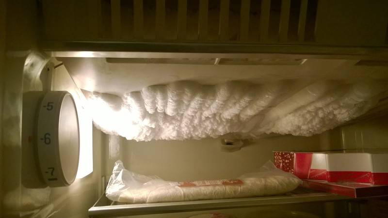 Глыба льда в холодильной камере